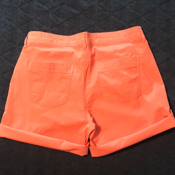 DKNY Women's Shorts - Picture 5 of 6
